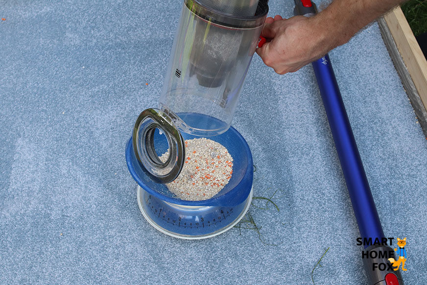 The emptying of the cordless vacuum